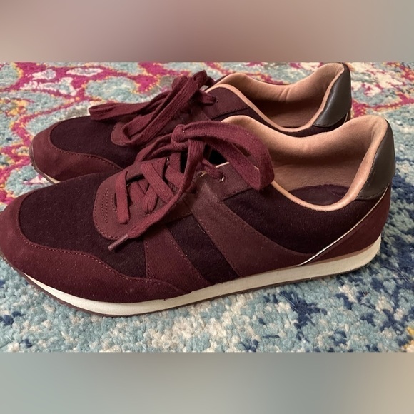 Crimson sneakers, very comfy, good gently used condition. Size 9. - Picture 3 of 9